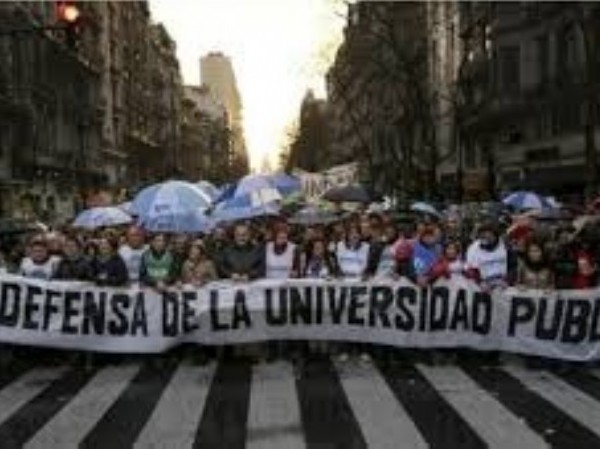 Realizan una marcha contra el gobierno de Milei en defensa de la universidad pùblica