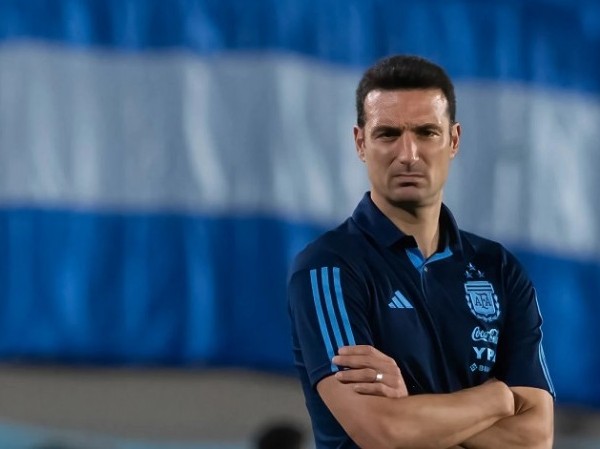 Un jugador clave para Lionel Scaloni dejó la Selección argentina y se volvió a Europa