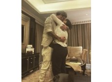 El músico posteó una foto besando a su pareja desde Arabia Saudita, país al que viajaron para homenajear a Diego.
