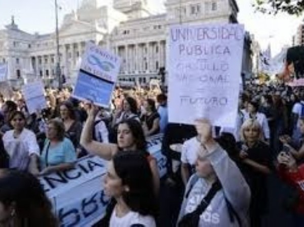 Fuerte advertencia de los docentes universitarios al Gobierno tras la masiva marcha