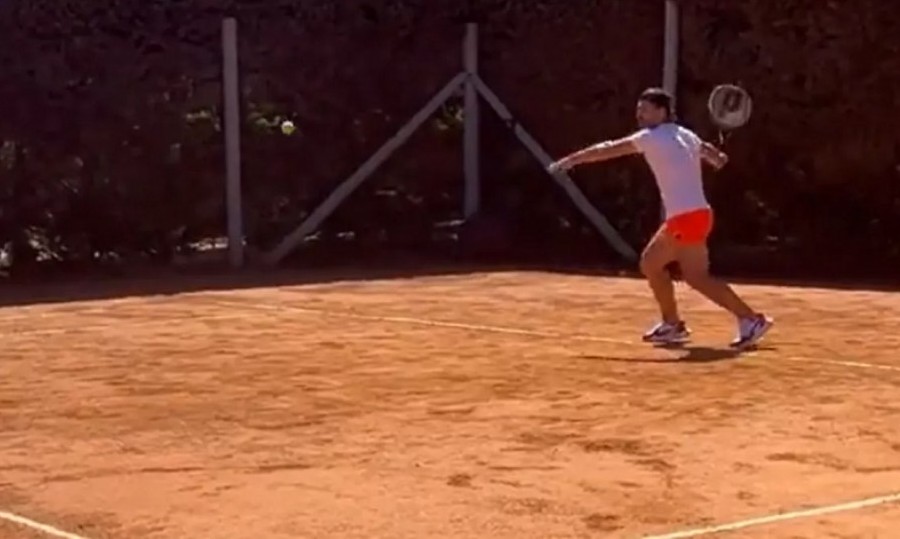 Kun Agüero entrena tenis.